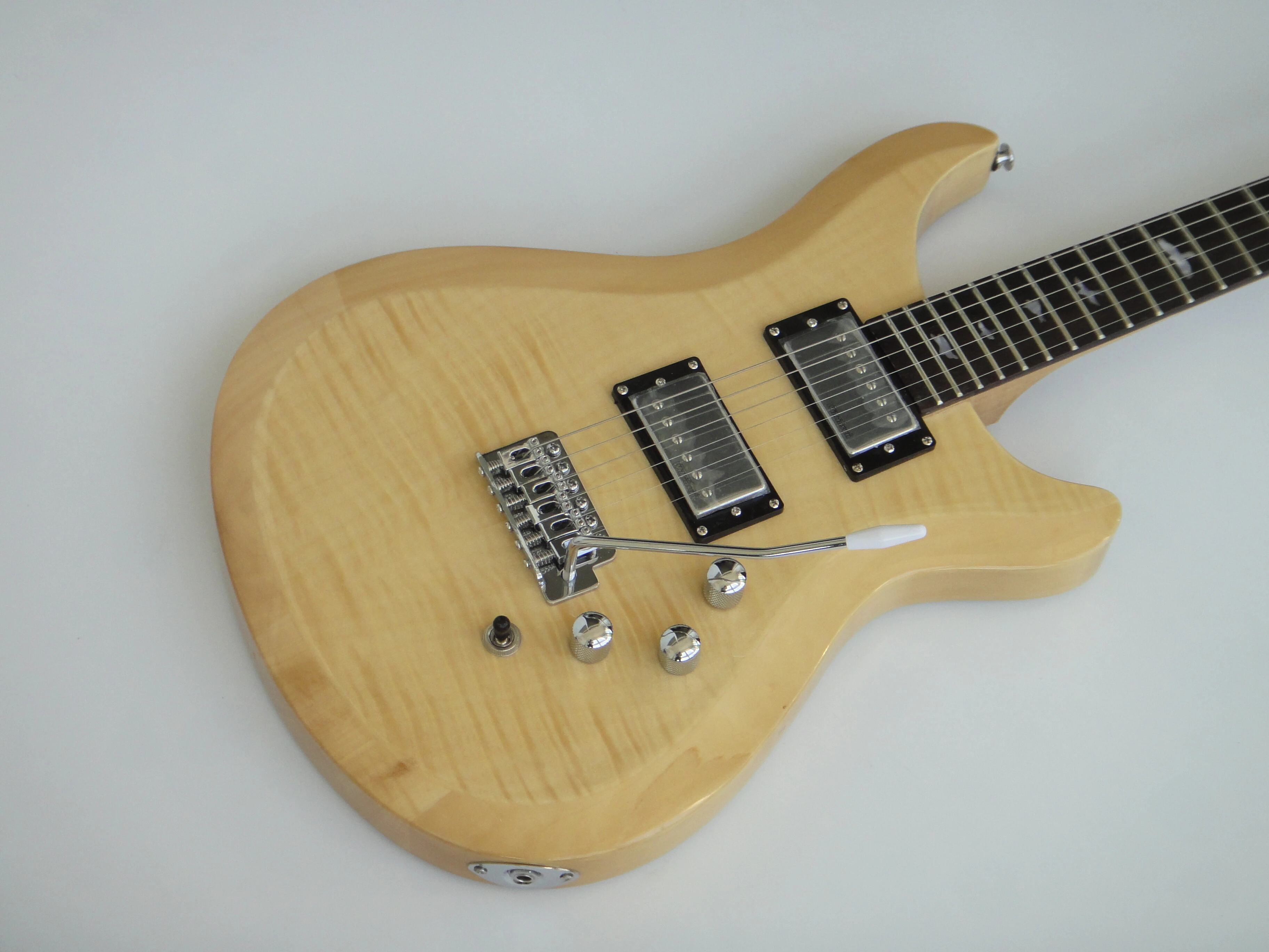 Guitarra Eléctrica Afanti Set en Cuerpo de Caoba con Chapa de Arce Flameado