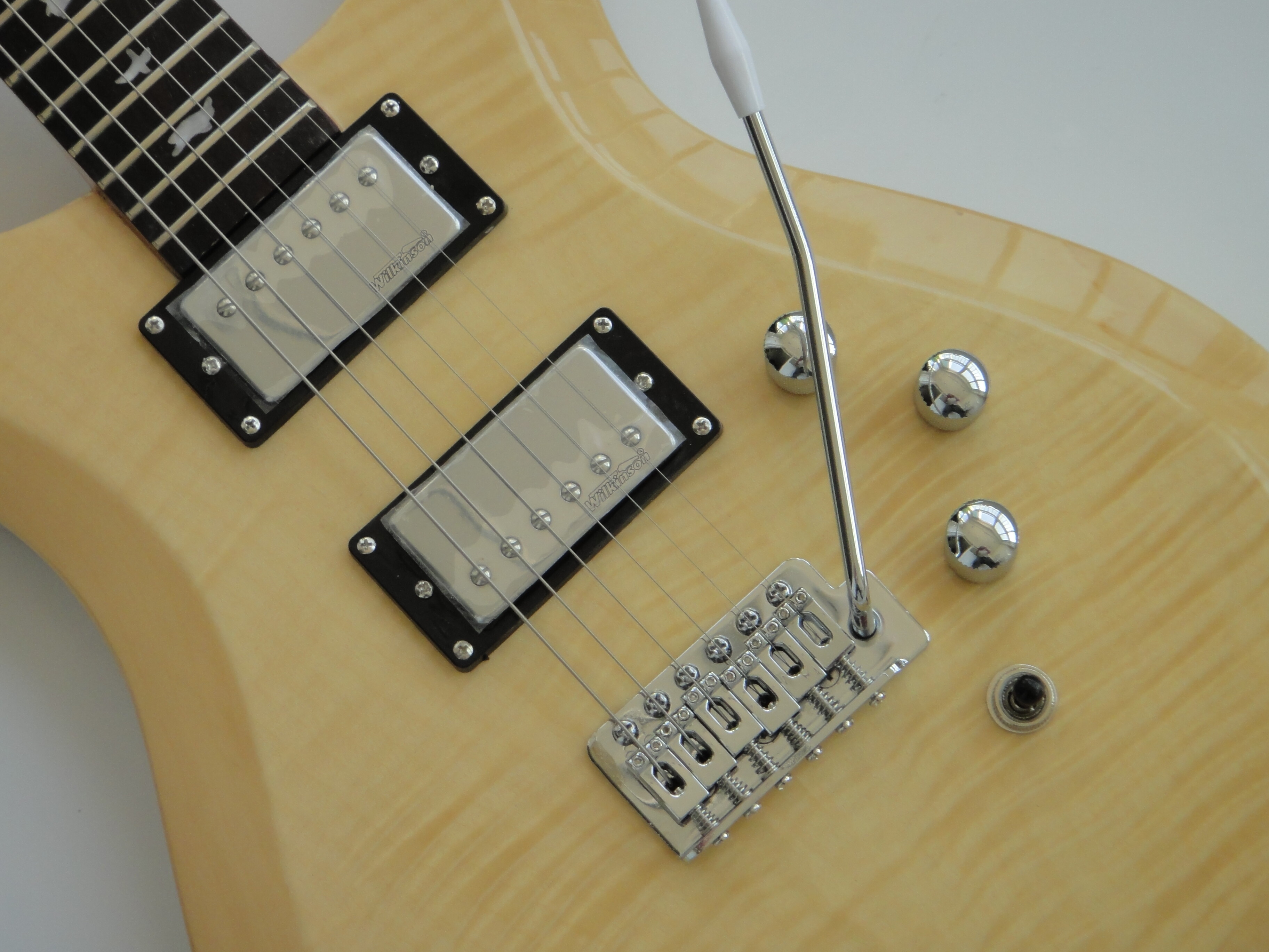 Guitarra Eléctrica Afanti Set en Cuerpo de Caoba con Chapa de Arce Flameado