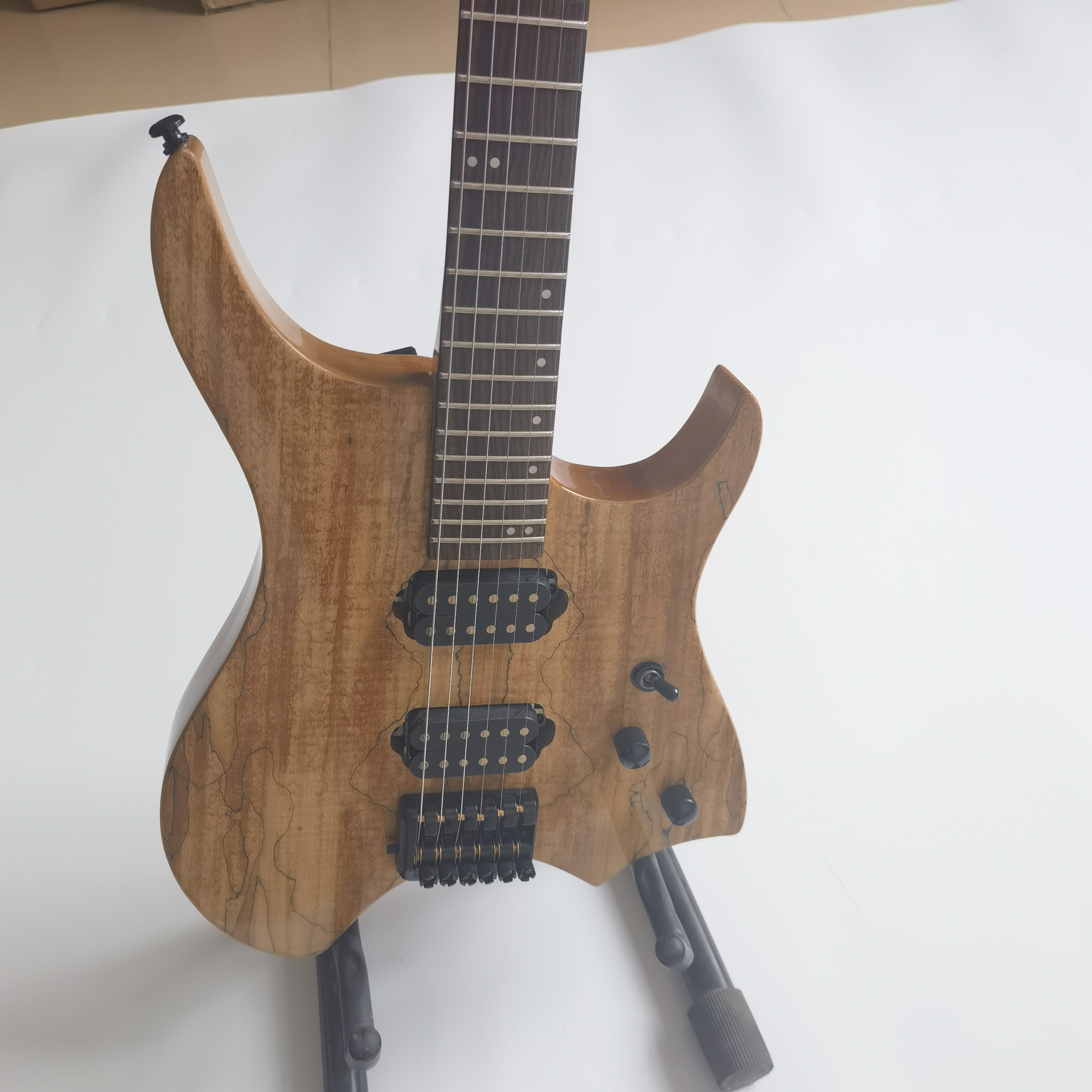 Guitarra eléctrica sin cabeza con cuerpo de fresno y chapa de arce veteado