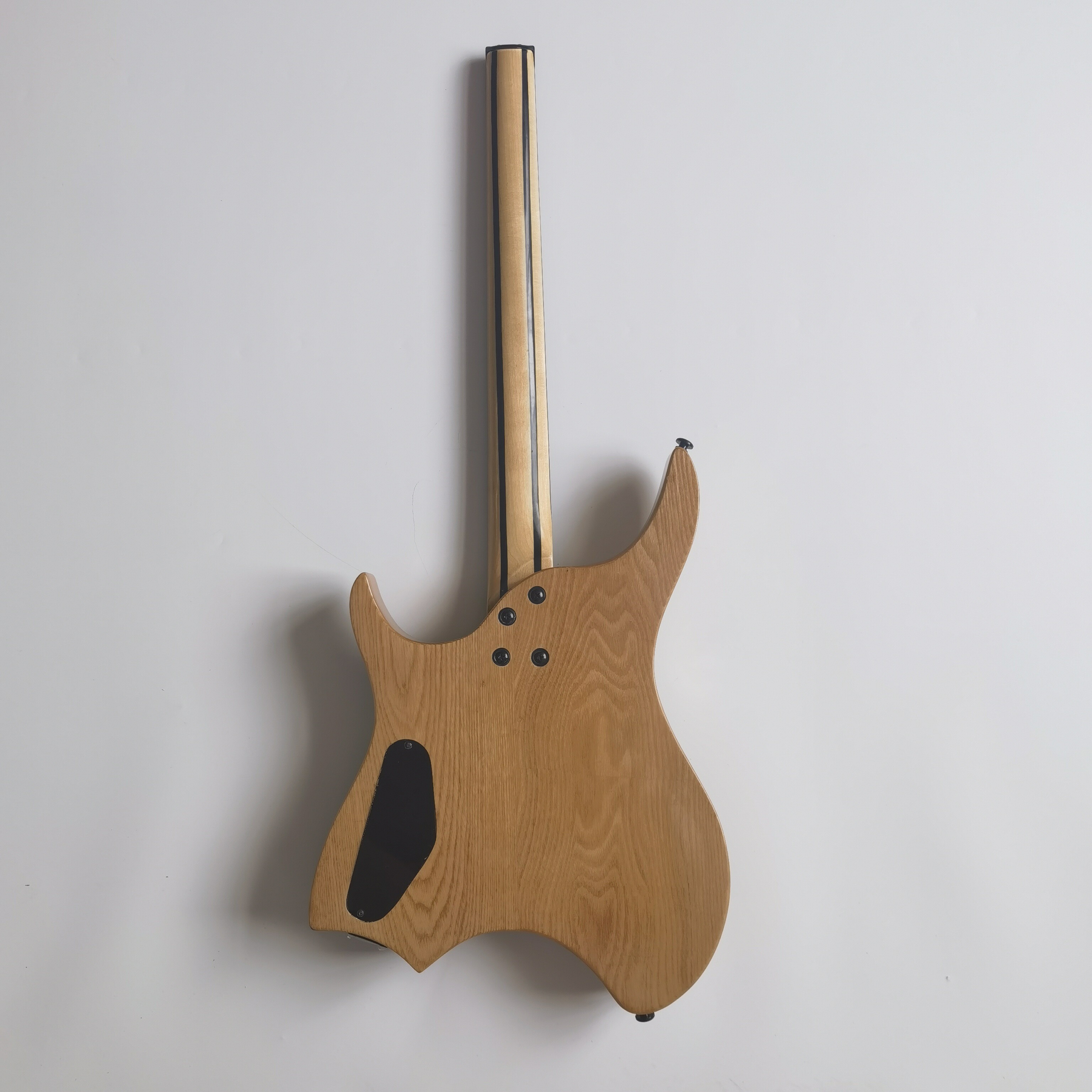 Guitarra eléctrica sin cabeza con cuerpo de fresno y chapa de arce veteado