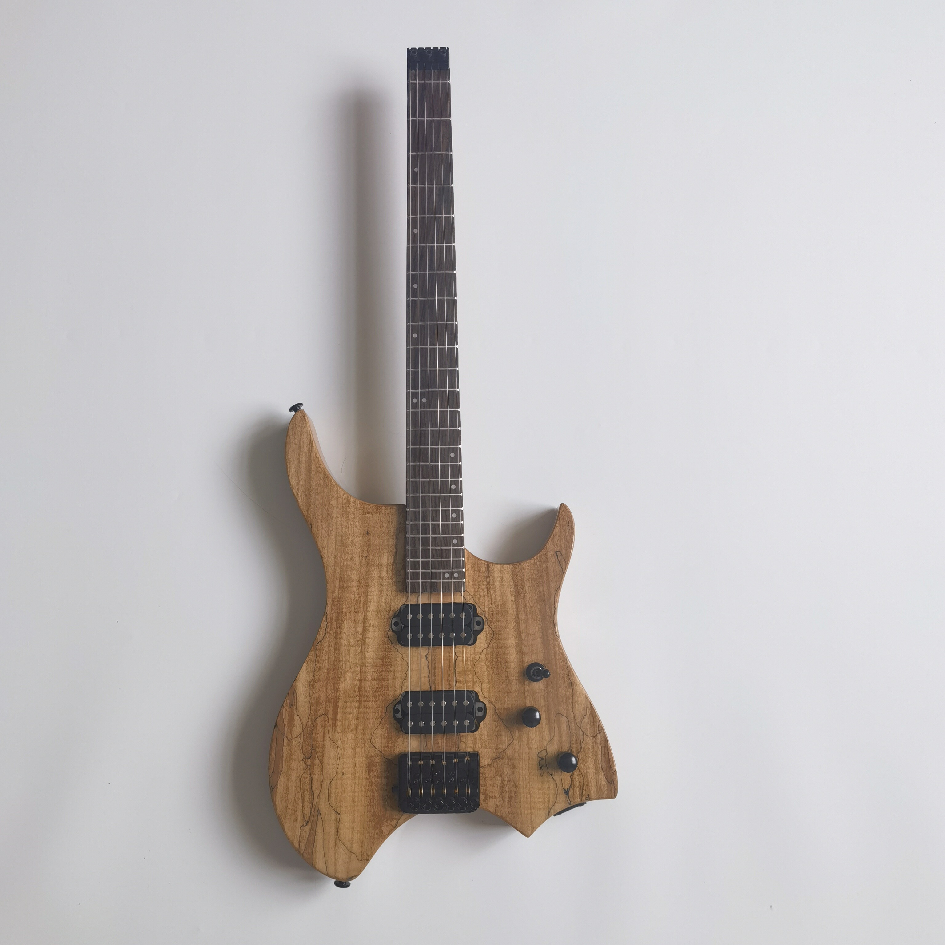 Guitarra eléctrica sin cabeza con cuerpo de fresno y chapa de arce veteado