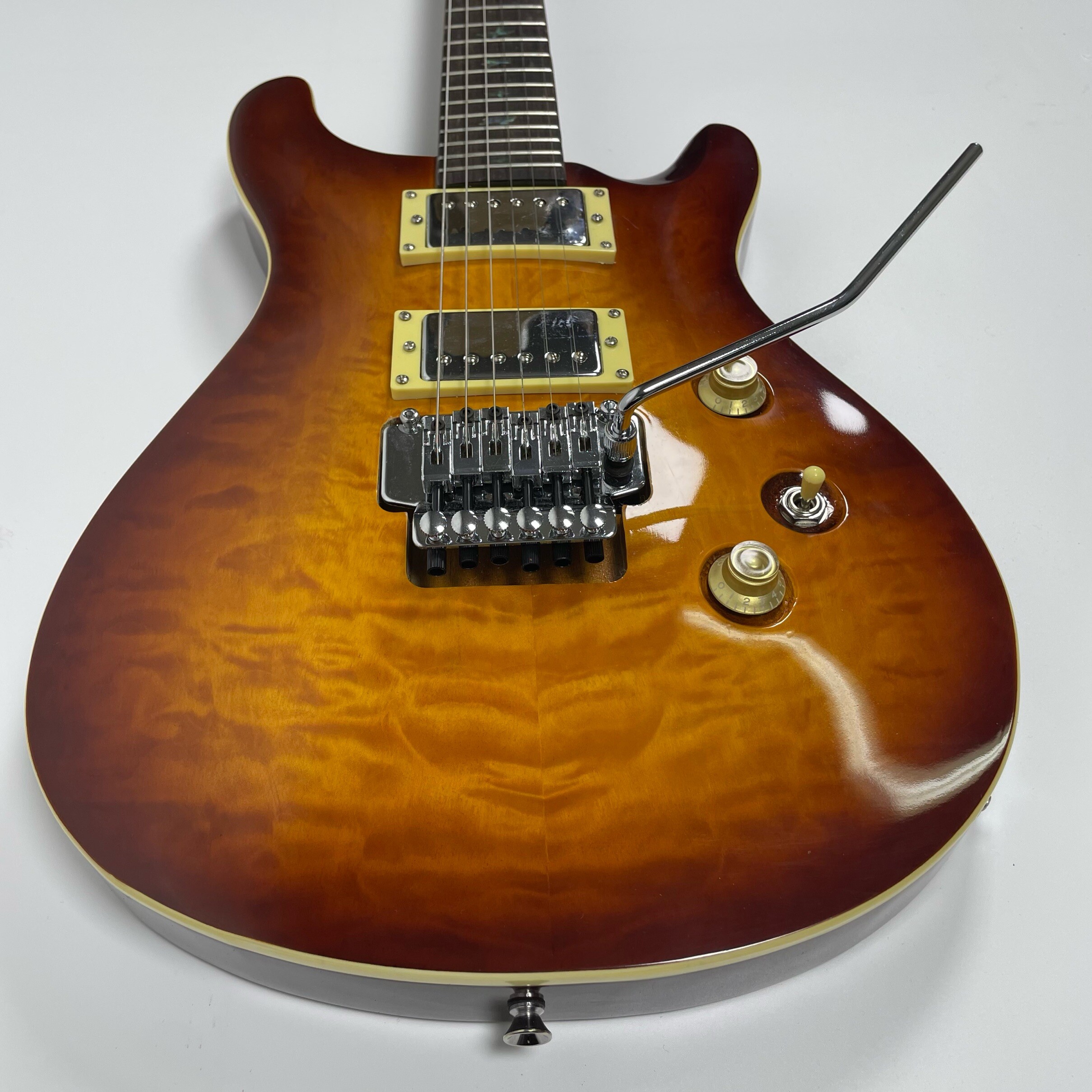 Afanti Guitarra Eléctrica Estilo PRS con Cuerpo de Caoba y Chapa de Arce Acolchado
