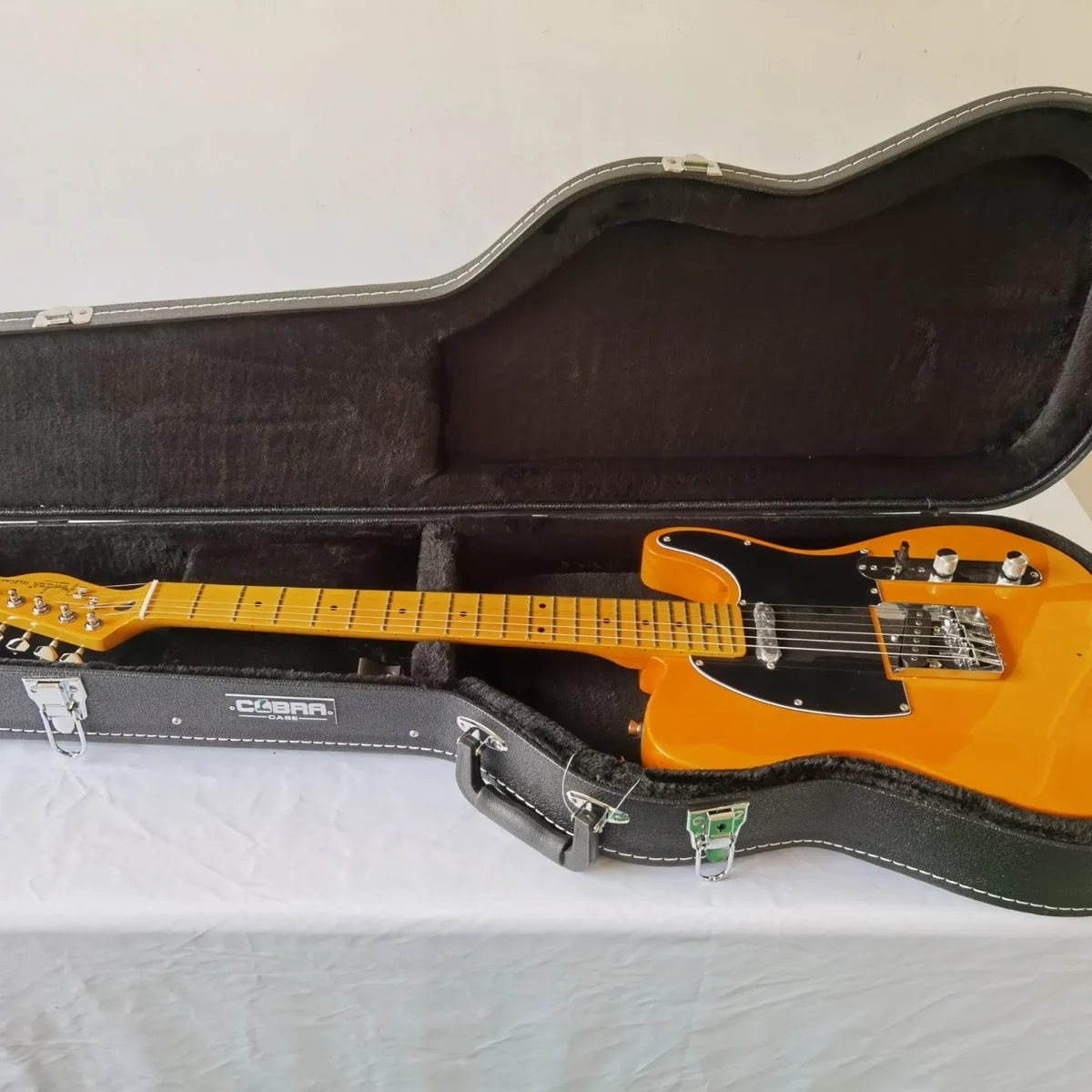 Estuche de guitarra eléctrica negro en forma de pistola