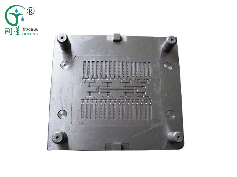 Molde de cabezal de goteo plano con incrustación interna