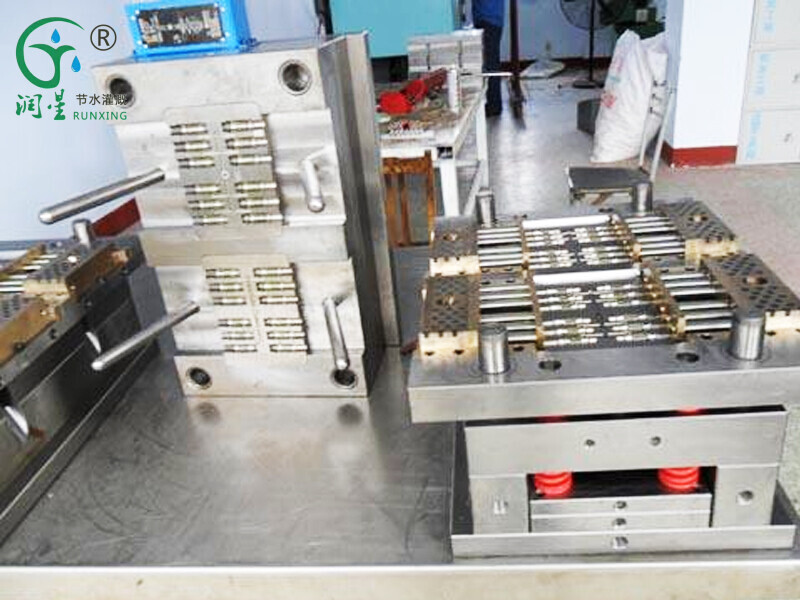 Molde de gotero cilíndrico con incrustaciones