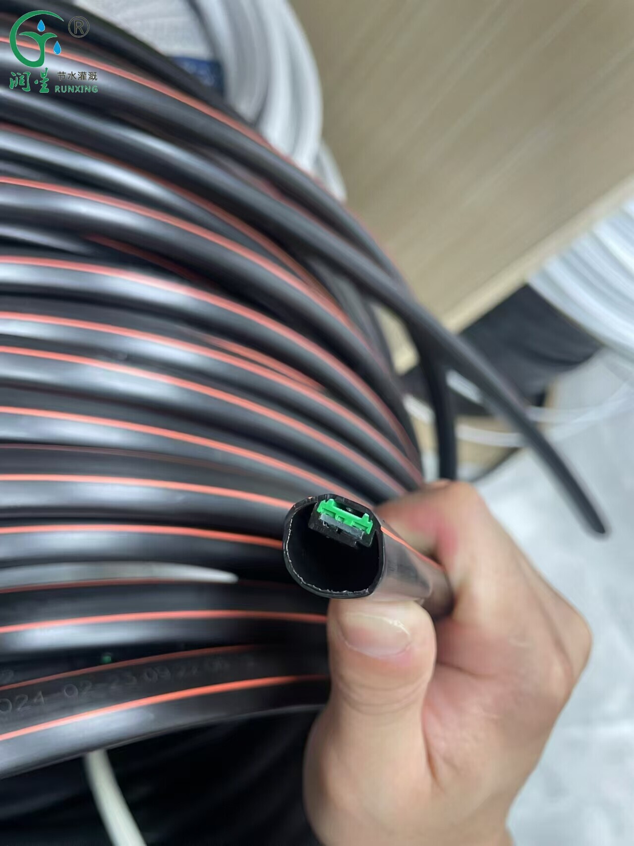 Tubería de riego por goteo con compensación de presión