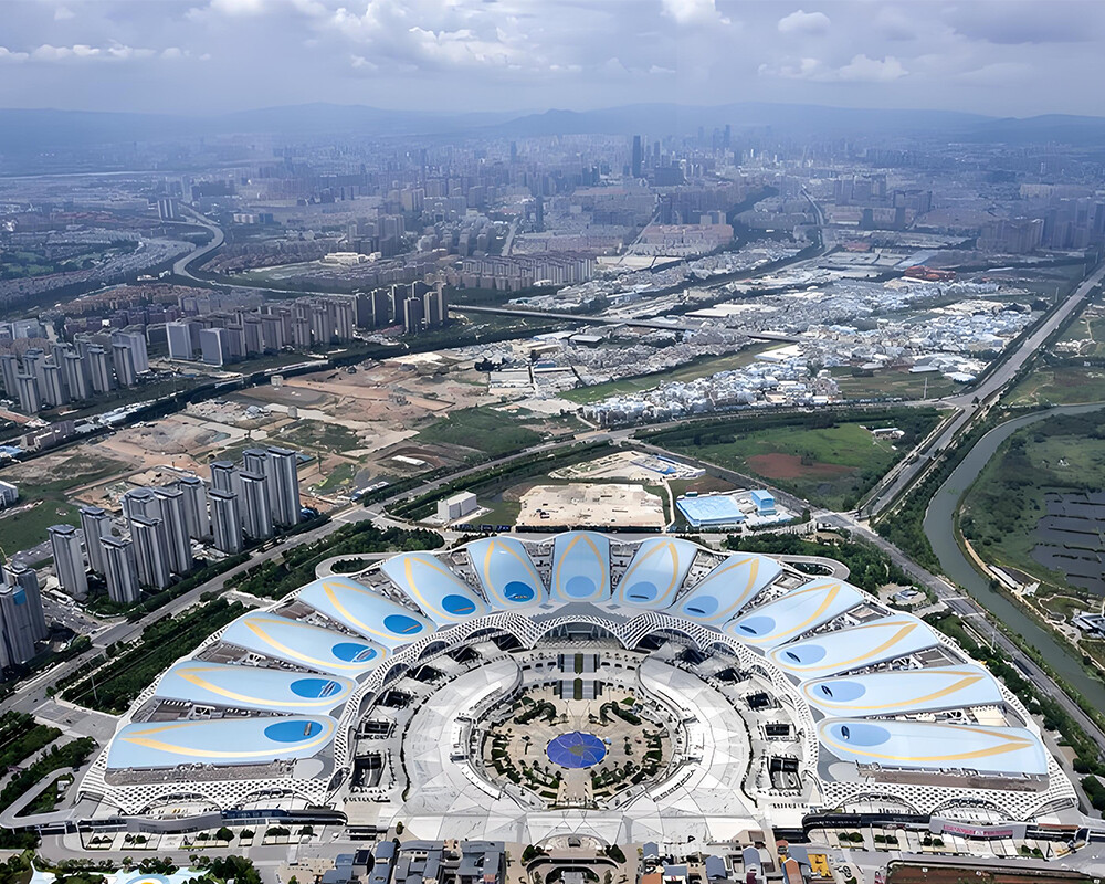 Centro Internacional de Convenciones y Exposiciones Dianchi de Kunming.jpg