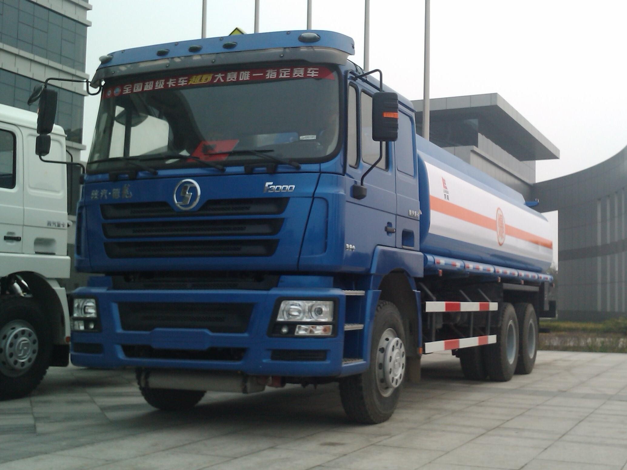 Camión petrolero F3000: La combinación perfecta de excelente rendimiento y transporte eficiente