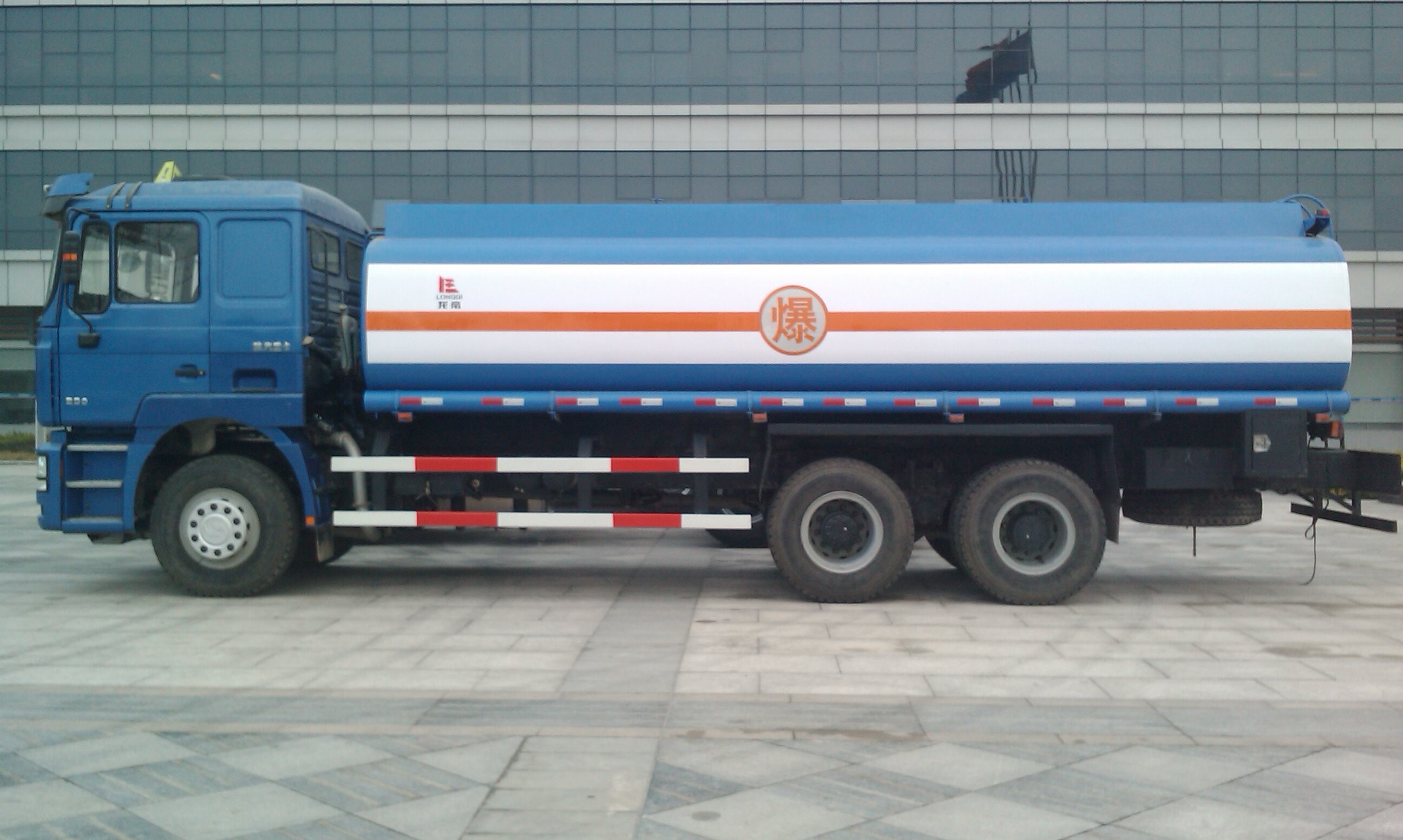 Camión petrolero F3000: La solución preferida para un transporte eficiente