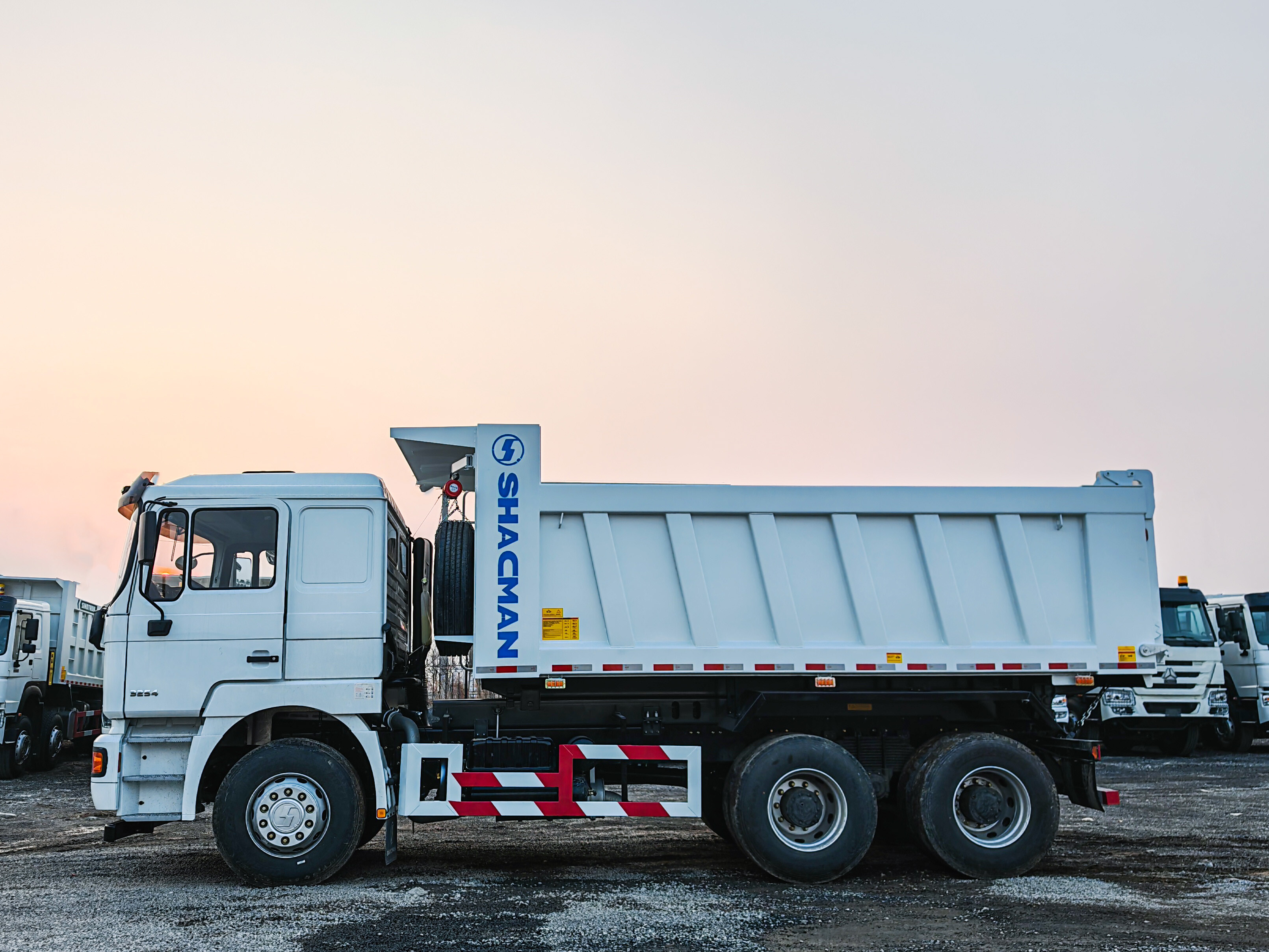 Camión volquete SHACMAN F2000 6×4