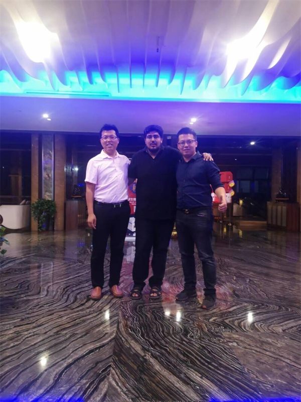 Cliente de Pakistán vienen a pedir piezas XCMG.jpg