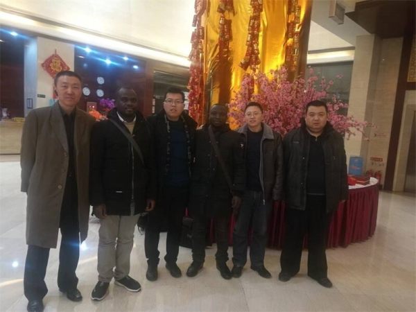 Cliente de Uganda viene a pedir piezas de repuesto.jpg