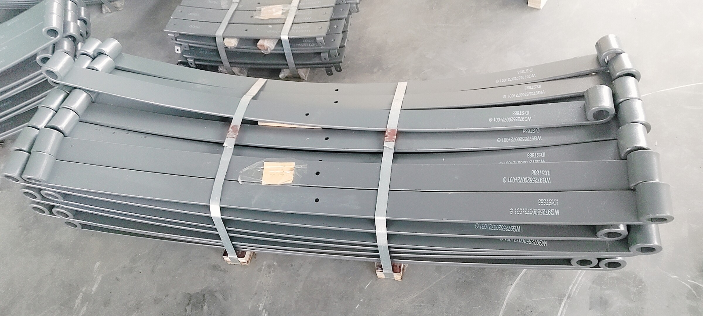 La primera hoja de la ballesta delantera izquierda (muelle pesado)