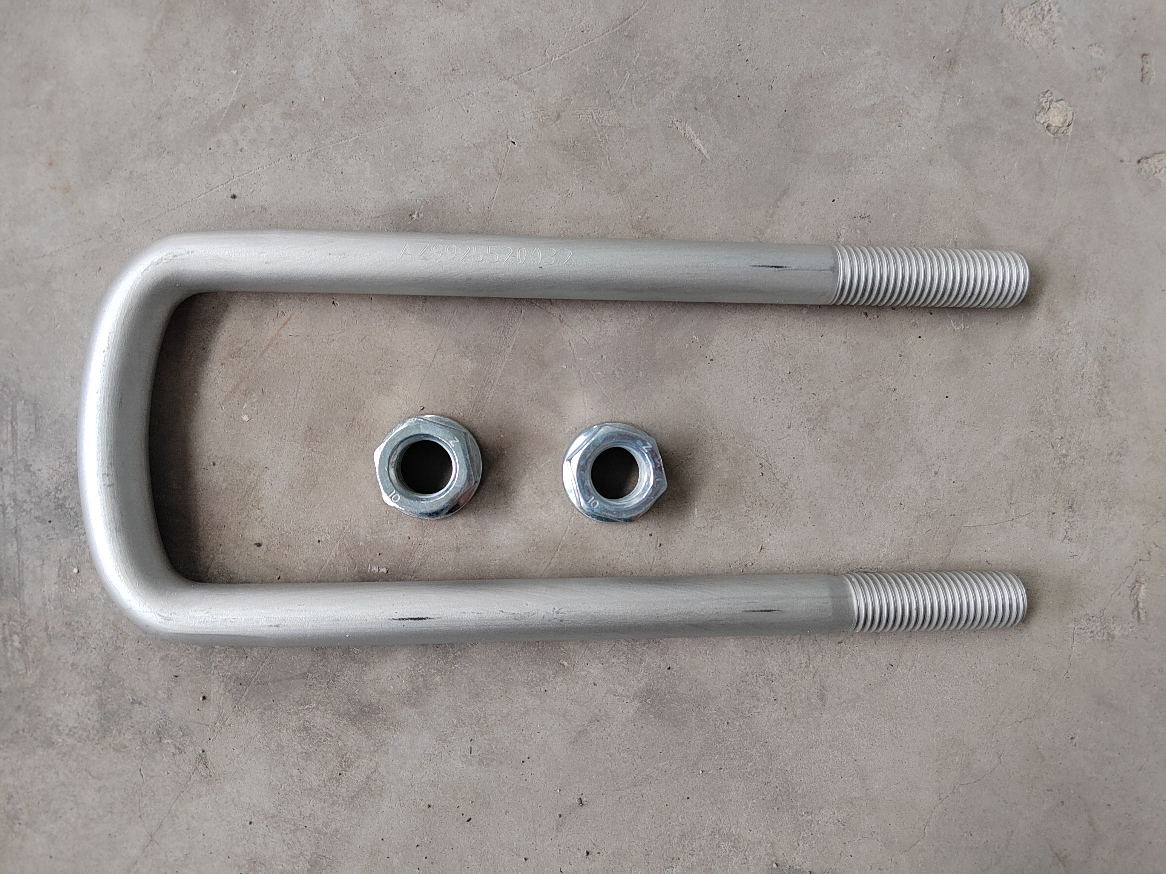 Longitud interior del perno de montaje del muelle delantero 220