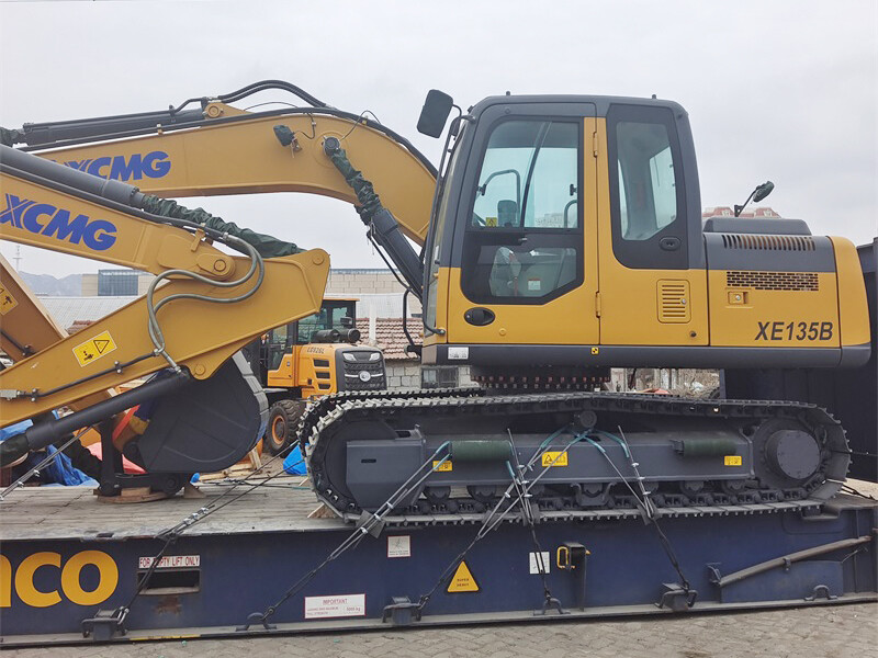 Excavadora XE135B