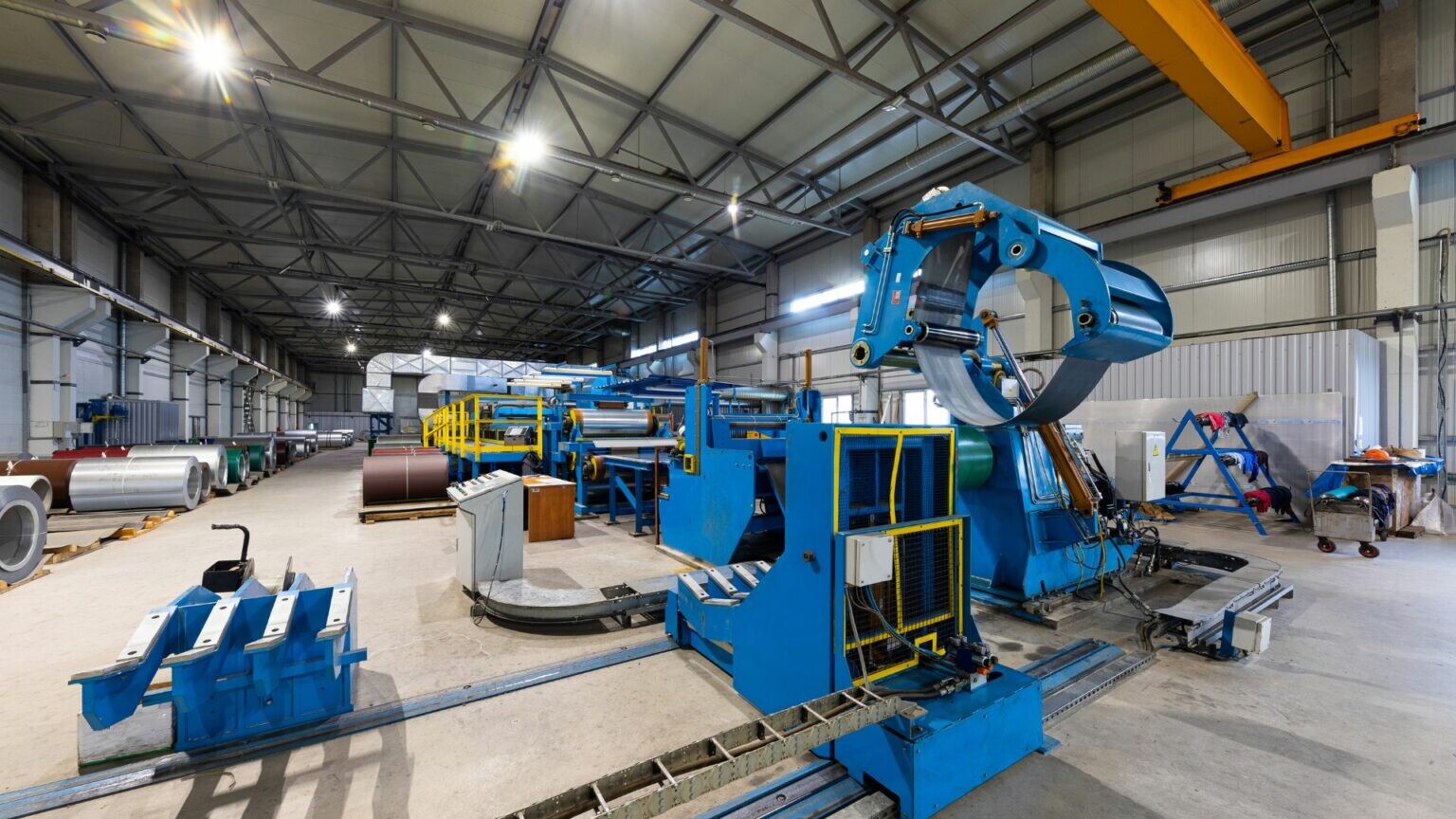 在选择中国以外的国家建立生产基地时，需要考虑哪些因素？