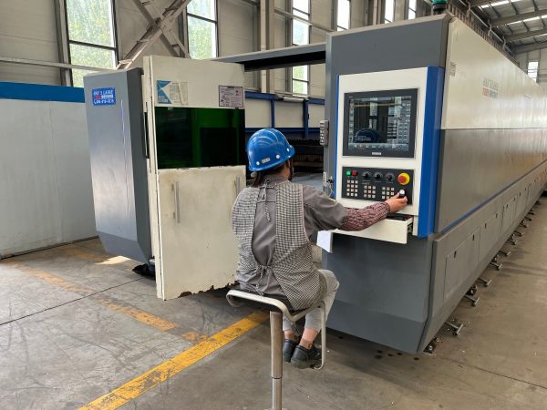 2.Línea de producción de semirremolque con control digital de viga principal.jpg