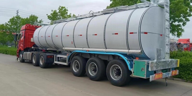 Semirremolque cisterna de agua de acero inoxidable de 3 ejes: Solución eficaz para el transporte de agua