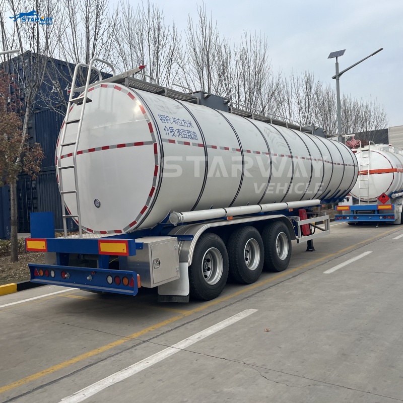 Camión cisterna de combustible de 40.000 litros y tres ejes