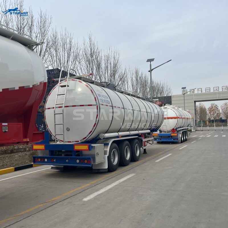 Camión cisterna de combustible de 40.000 litros y tres ejes