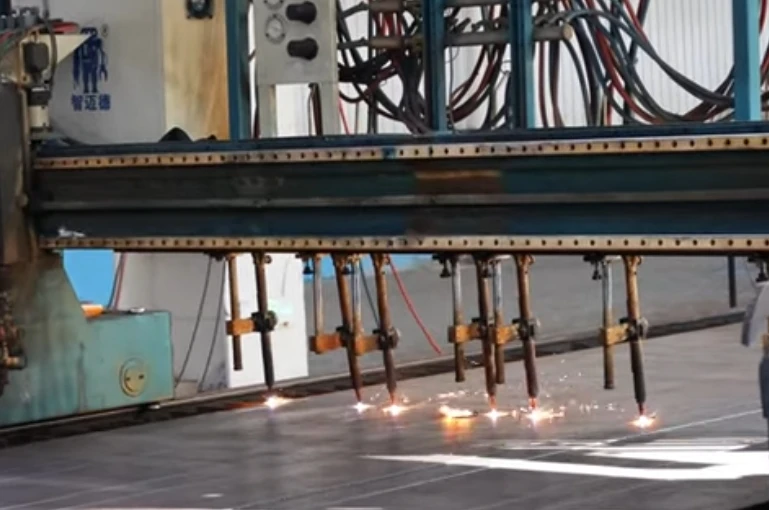 So sánh giữa máy cắt ngọn lửa và máy cắt plasma