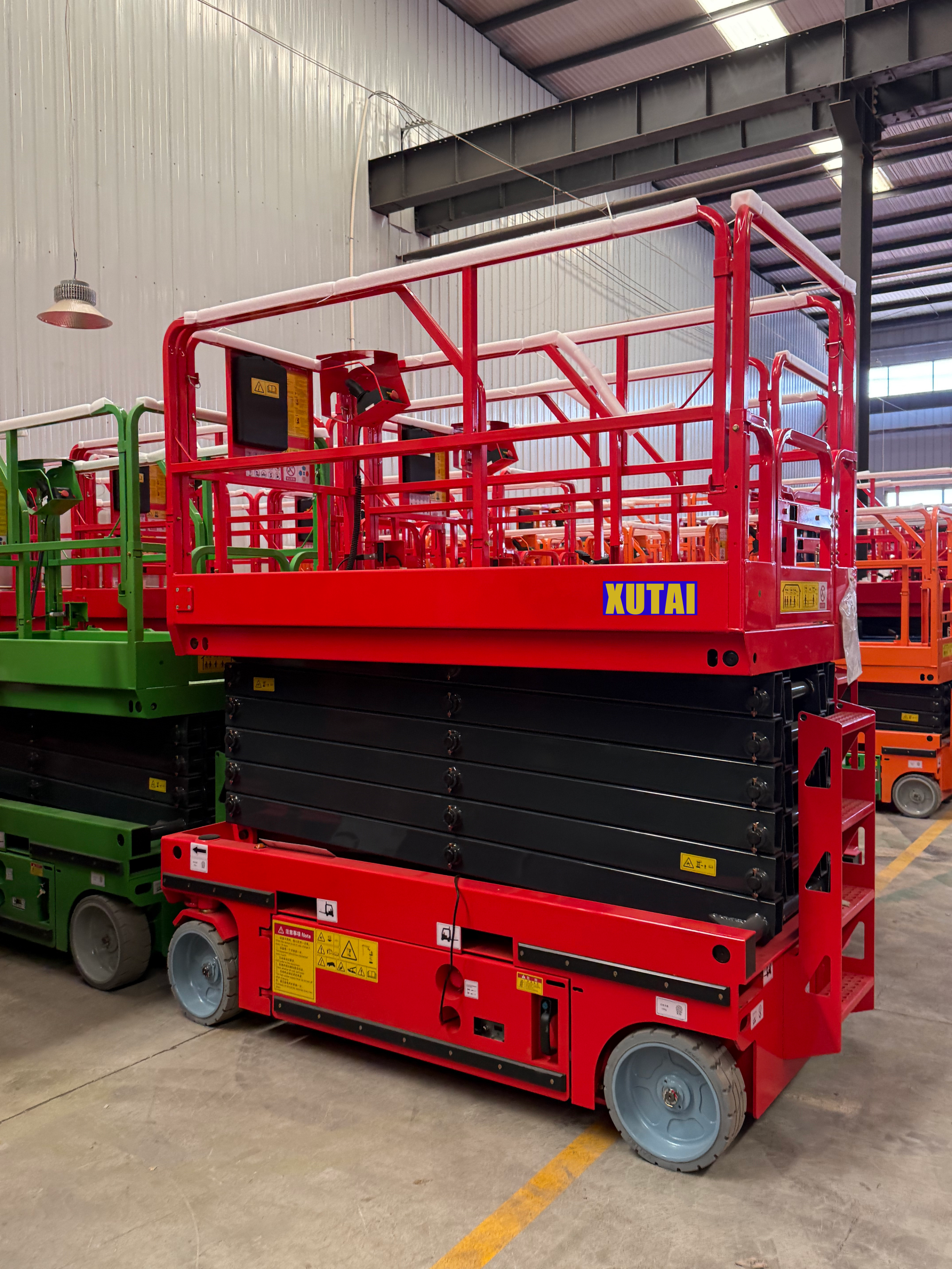 Xutai Machinery ofrece plataformas elevadoras de tijera personalizables con alturas de plataforma de 4 a 14 metros, satisfaciendo de forma flexible diversas necesidades de trabajo en altura.