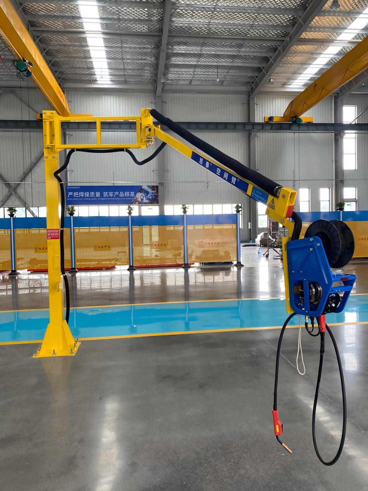 Brazo espacial de soldadura tipo pluma en voladizo con alimentador de alambre de 5 m y carga de 80 kg, autoequilibrado por resorte y de ahorro de mano de obra, para la fabricación de piezas de automóviles
