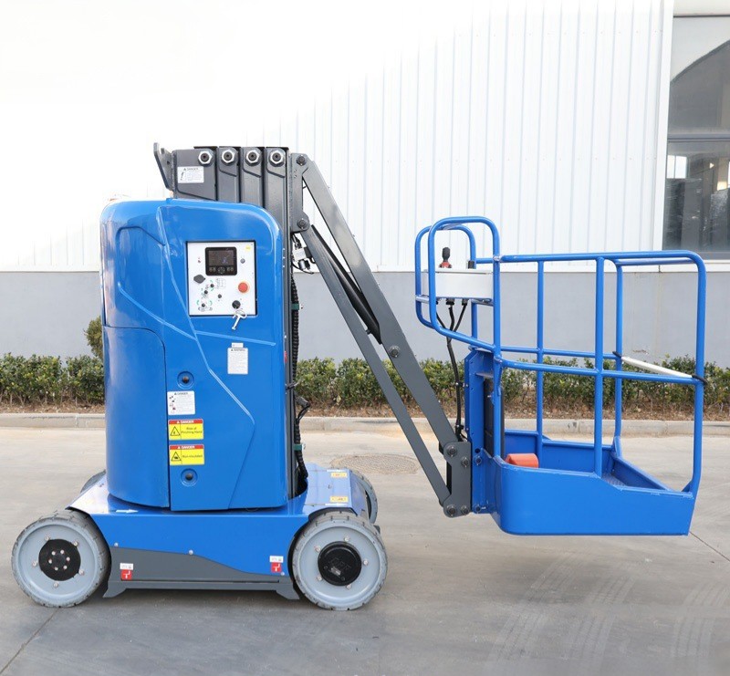 1790236915961657083205279744.jpg Plataforma elevadora vertical de mástil de 8 m de altura, accionada eléctricamente, con neumáticos que no marcan, personalizable y de alta resistencia, para trabajar en espacios reducidos