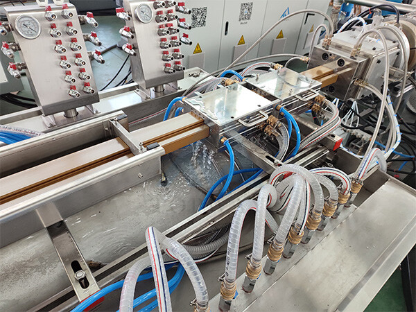 Линия экструзии профилей ПЭ ПВХ ДПК