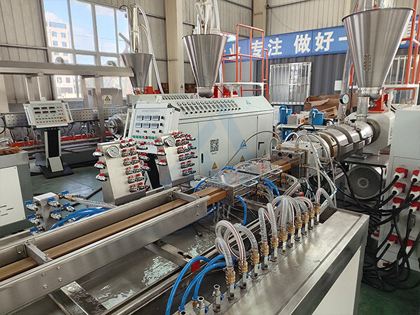 Линия экструзии профилей ПЭ ПВХ ДПК