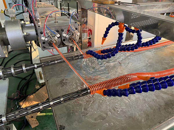 Машина для производства спирального всасывающего шланга из ПВХ