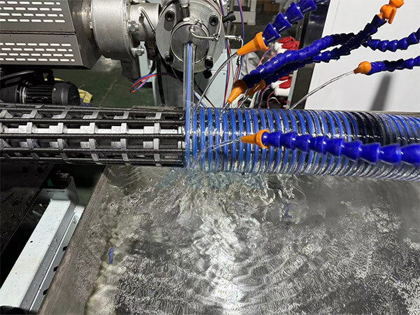 Машина для производства спирального всасывающего шланга из ПВХ