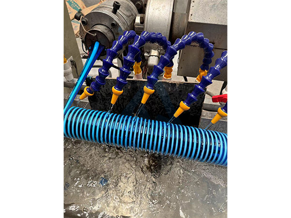 Машина для производства спирального всасывающего шланга из ПВХ