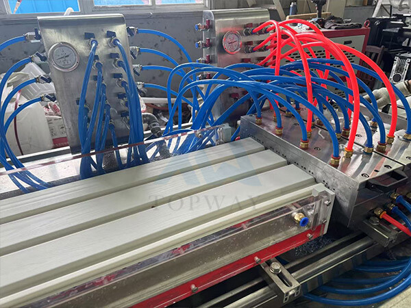 Линия по производству ПВХ-панелей для свесов / ПВХ-виниловых панелей Экструзионная машина