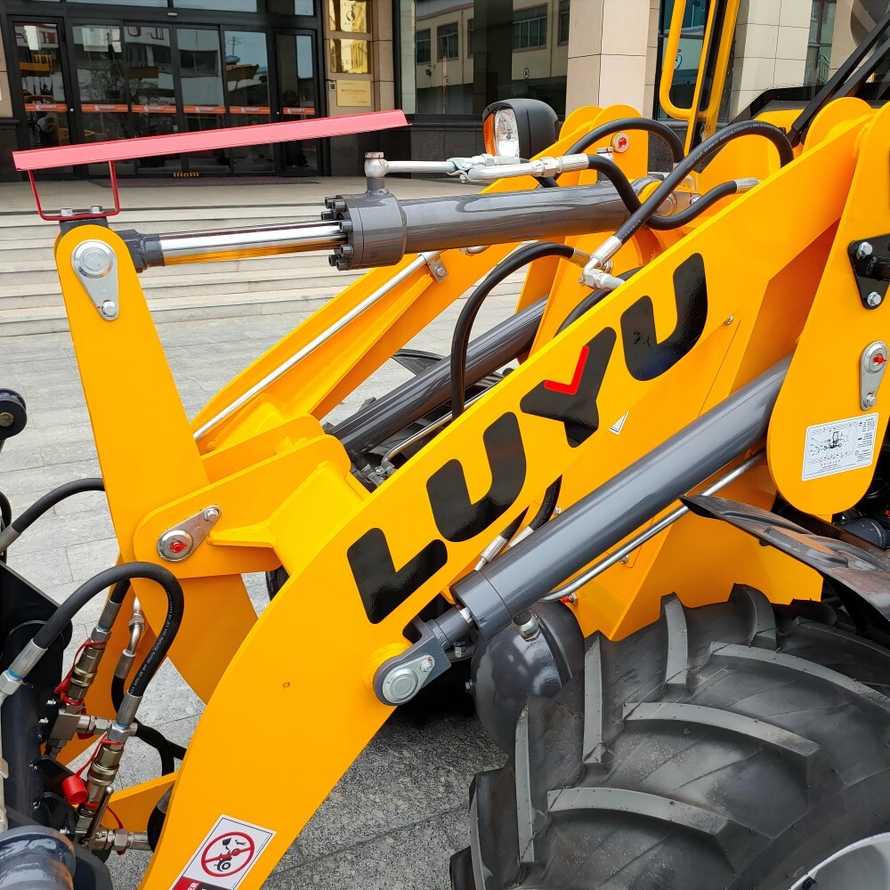 Компактный колесный погрузчик 908