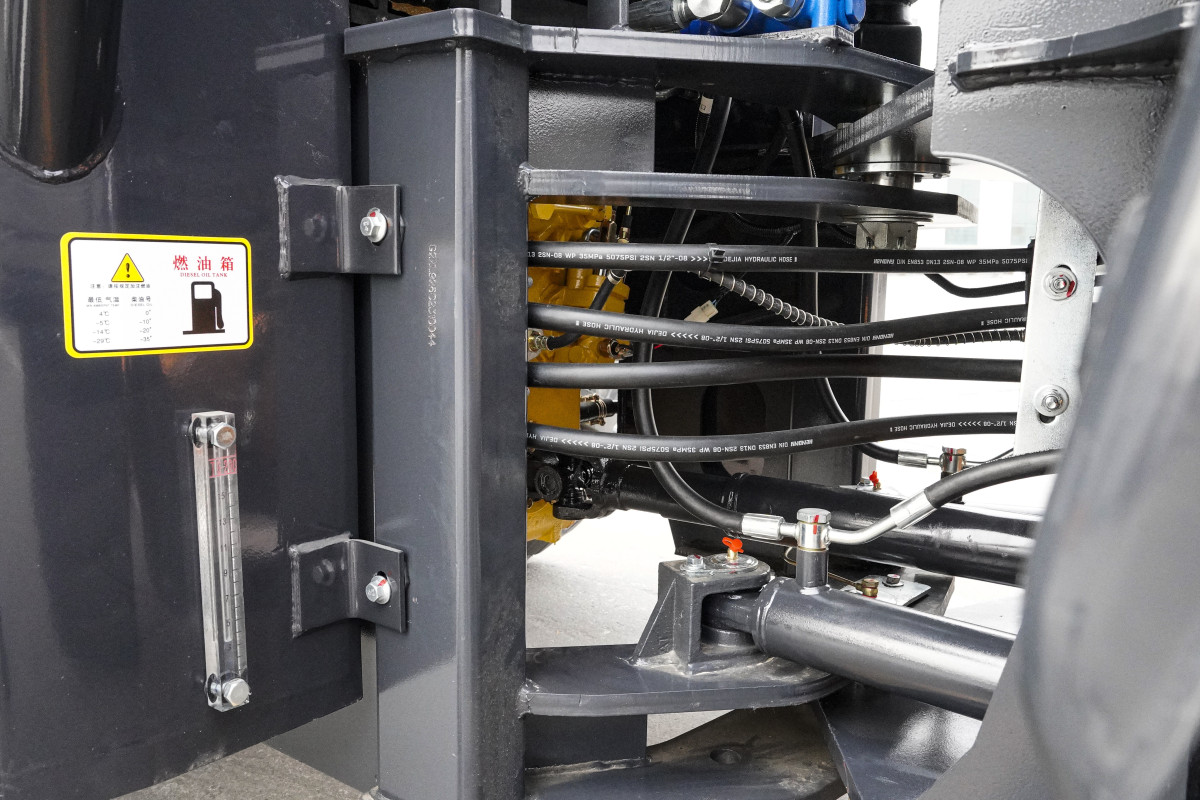 _DSC0540 铰接+转向油缸.jpg