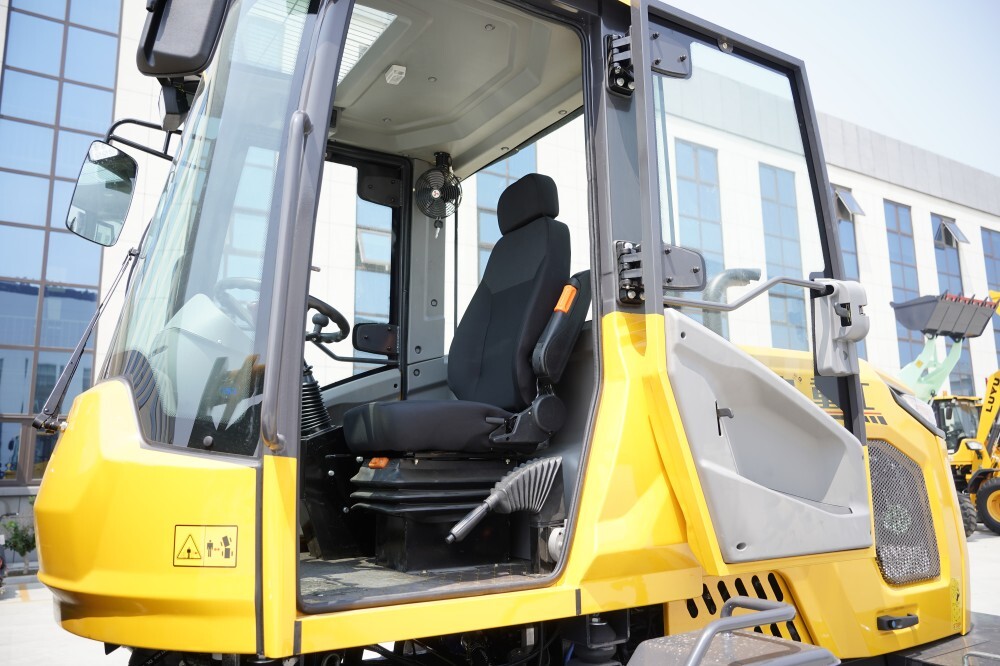 Cargadora compacta de ruedas LY942