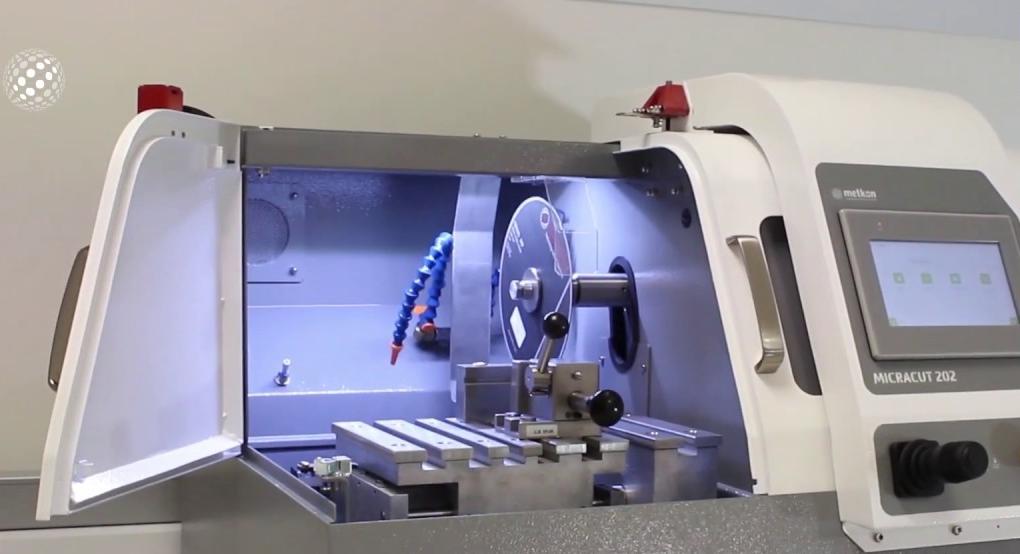 O que é uma máquina de corte metalográfico