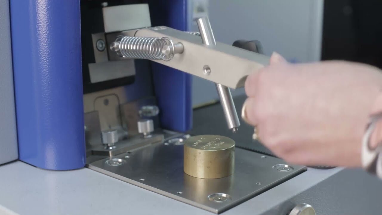 Quais são os equipamentos de amostragem metalográfica