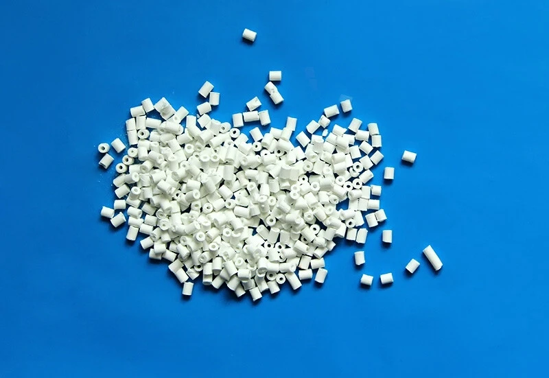 Alumina catalyst carrier balls and extrudates