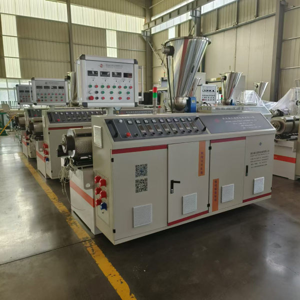 Twin-screw_Plastic_Extruder.jpg Twin-screw_Plastic_Extruder.jpg