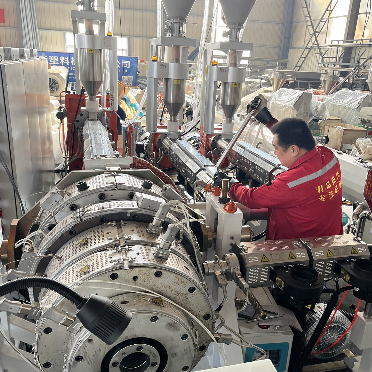 The three-layer HDPE PPR pipe production line adopts a single-screw extruder