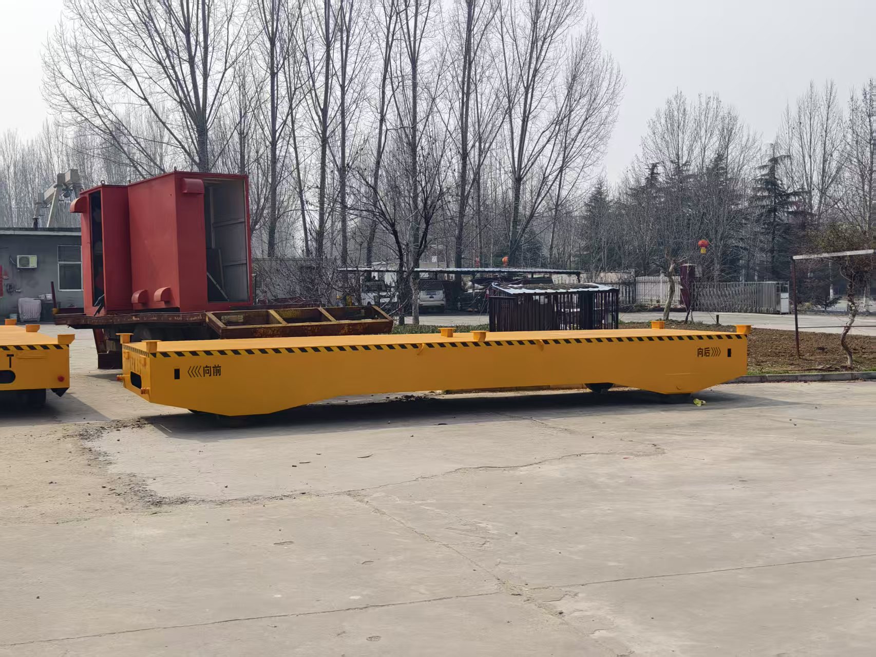 Carro eléctrico de piso sin rieles para transferencia de materiales en taller, ahorra trabajo y es conveniente