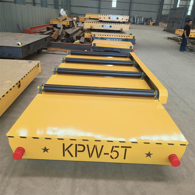 Carro eléctrico de piso sin rieles para transferencia de materiales en taller, ahorra trabajo y es conveniente