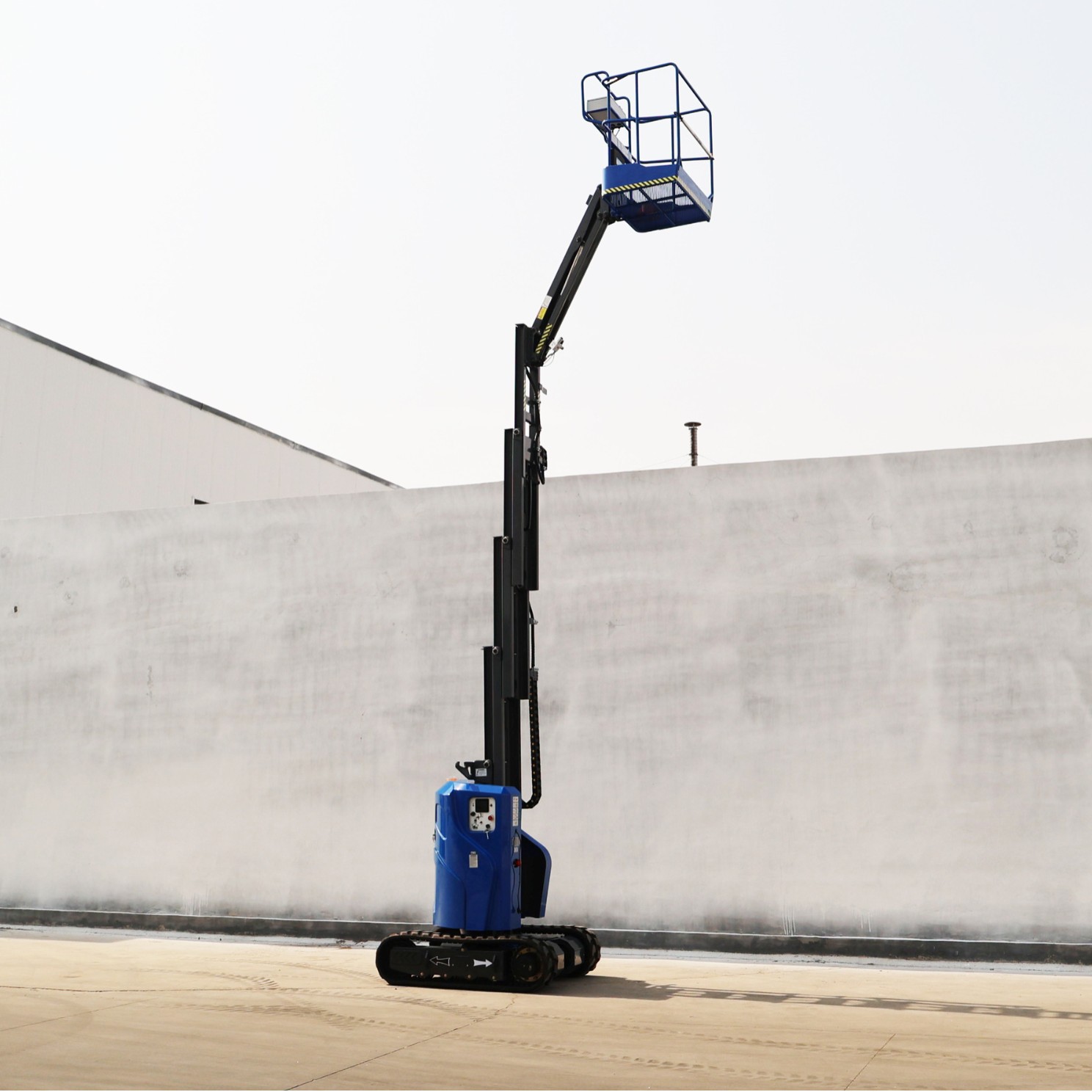 Plataforma elevadora vertical de mástil de 8 m de altura, accionada eléctricamente, con neumáticos que no marcan, personalizable y de alta resistencia, para trabajar en espacios reducidos