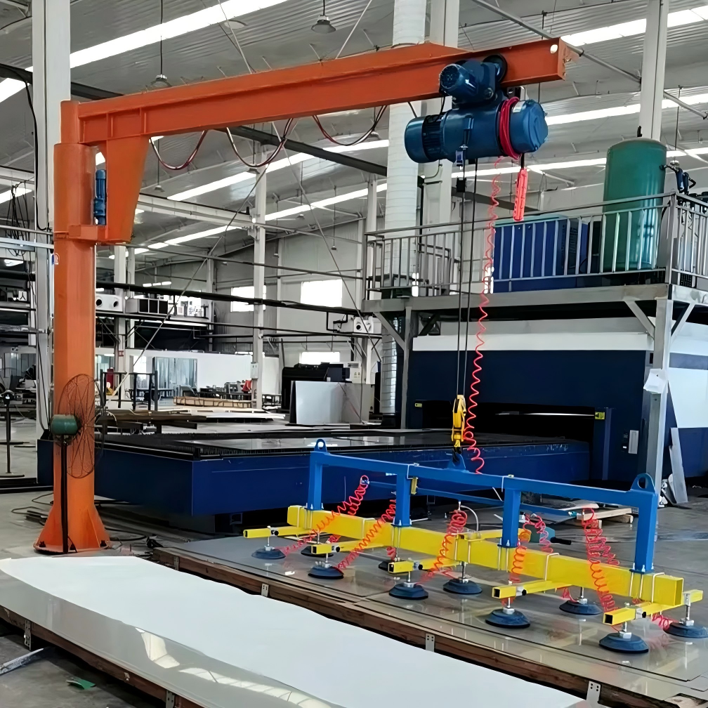 La operación de manipulación de materiales utiliza una grúa pluma Xutai giratoria de 5 toneladas con control eléctrico, que funciona con suavidad.