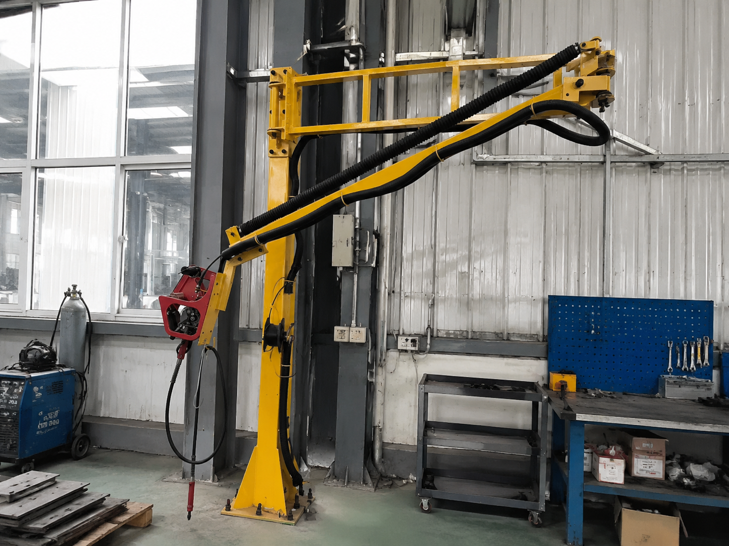 Xutai puede personalizar el brazo de espacio de soldadura con control de resorte SPT-705, haciendo que las operaciones de soldadura requieran menos esfuerzo.