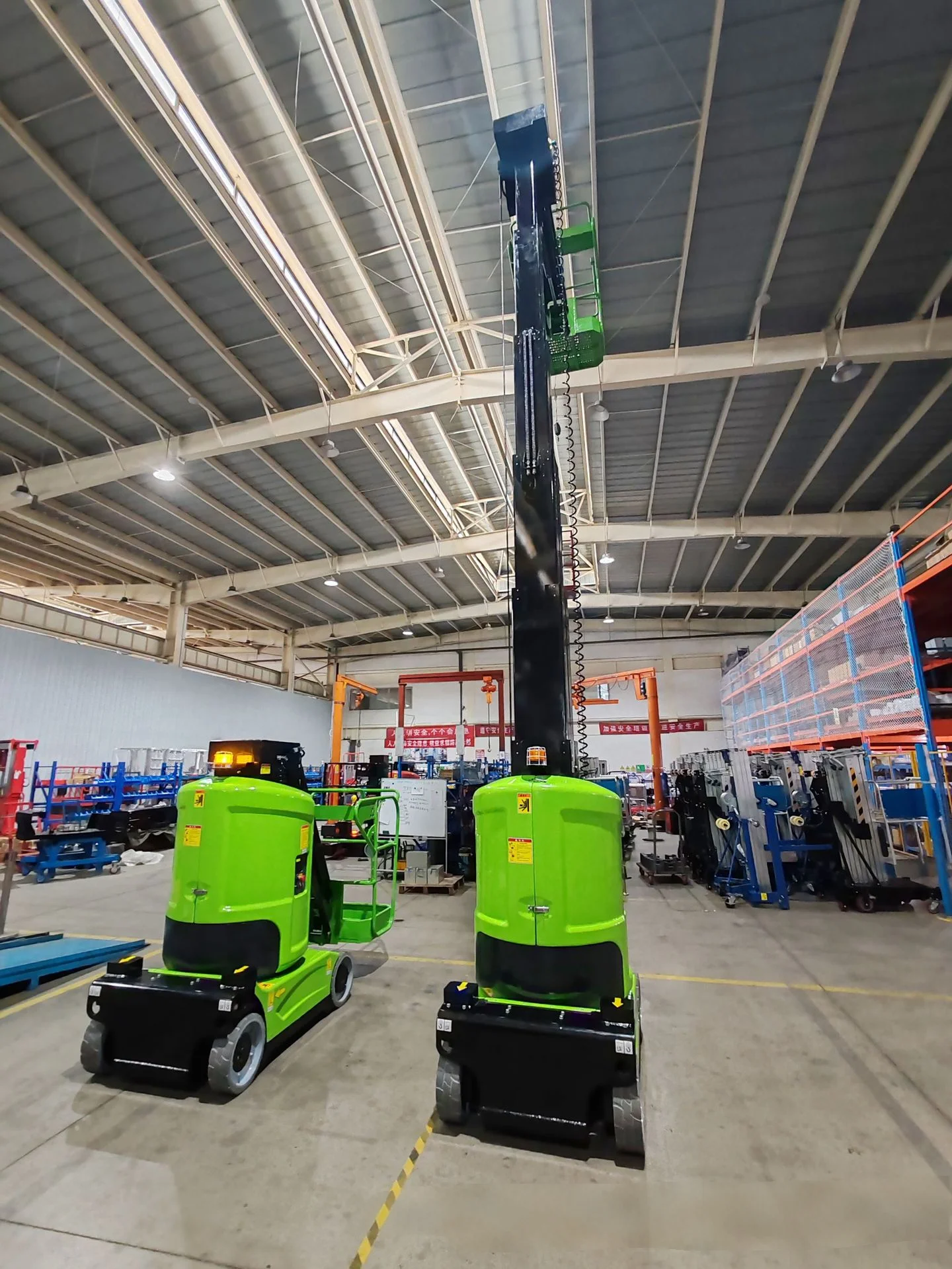 Eficiente y ahorradora de mano de obra: plataforma elevadora eléctrica autopropulsada de mástil vertical con altura de trabajo personalizable y certificación CE