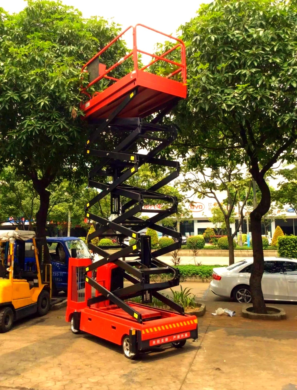 Suministro directo de fábrica de plataforma elevadora de tijera vertical eléctrica autopropulsada, con altura de trabajo personalizable y equipada con dispositivos de protección de seguridad