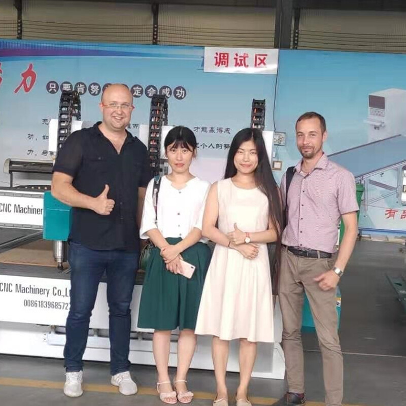 Suministra fresadoras de madera CNC de calidad a clientes rusos satisfechos